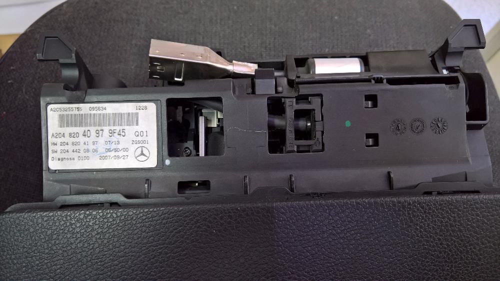 Ремонт дисплей навигация Mercedes W204 снимка